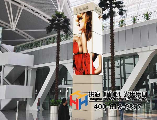 旋轉魔方柱，獲得商業廣告巨大價值的廣告機器人